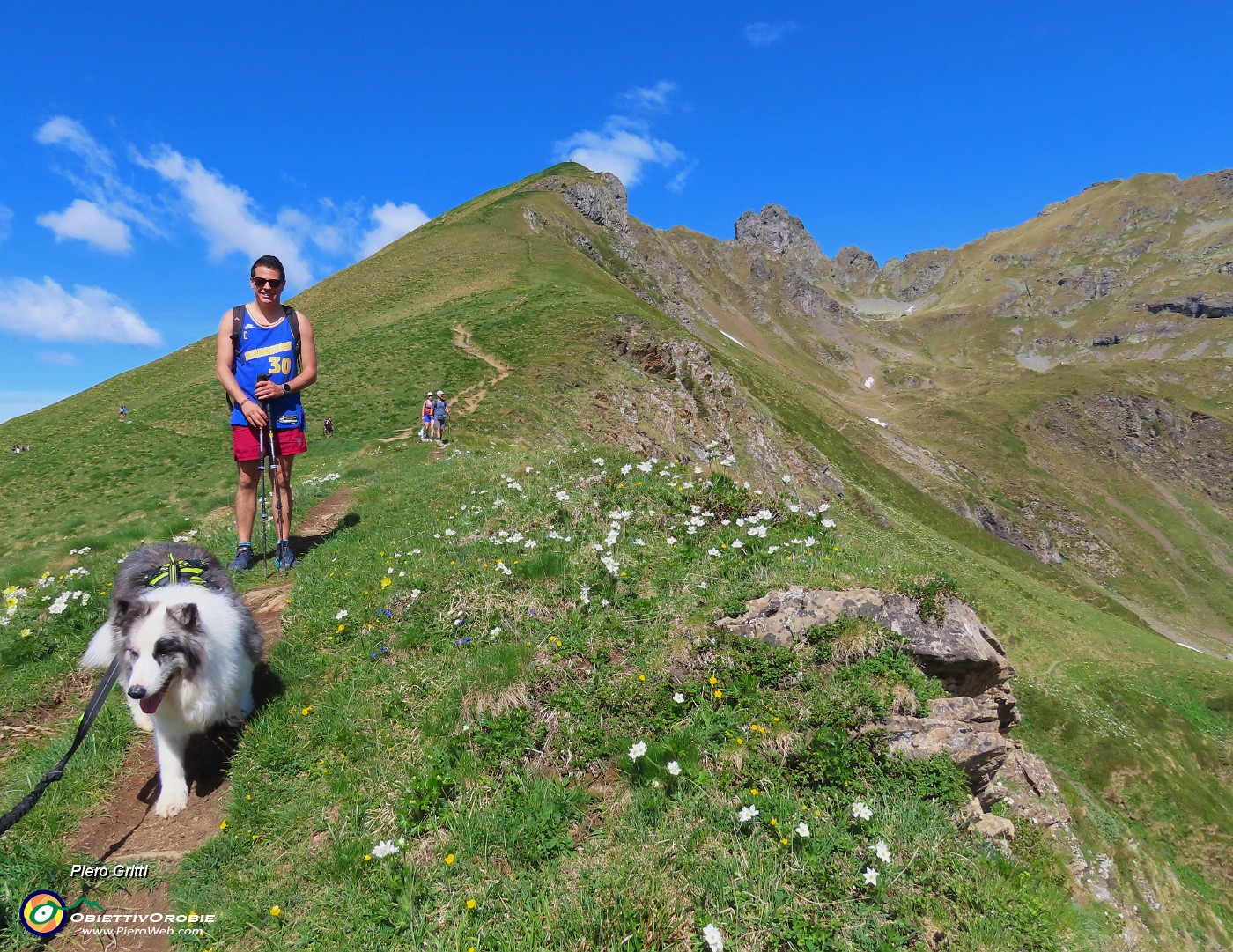 27 Raffaele con Dominik con vista verso i Laghi di Ponteranica.JPG